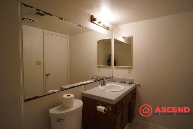 Building Photo - Splendid Home In East Bakersfield!