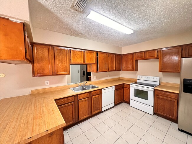 Building Photo - 6331 Pouter Dr