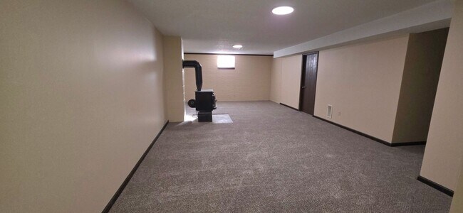 Building Photo - 2000 Square feet Duplex Southeast! $1195 Yard Care INCLUDED!