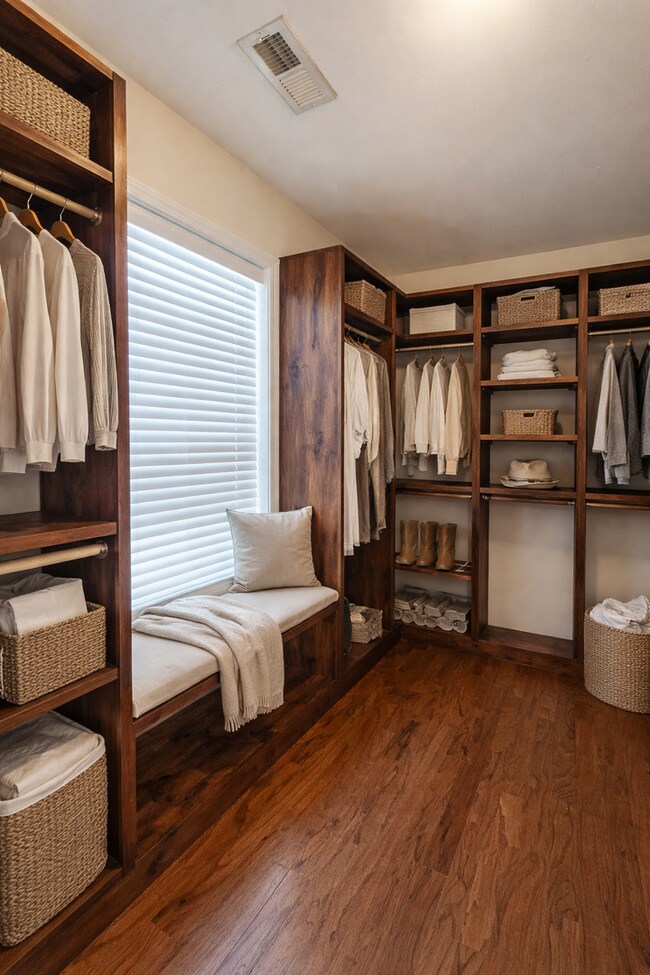 Building Photo - $2500 - 5 Bedrooms 3 Baths + Bonus Room