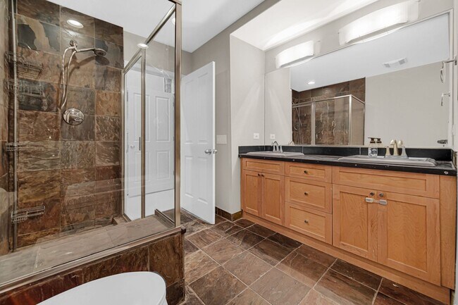 Building Photo - 1424 W Grand Ave