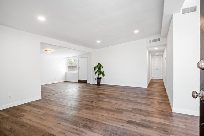 Building Photo - Large 3 bed home for Rent