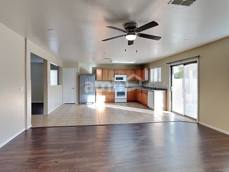 Building Photo - 1587 E Anastasia St