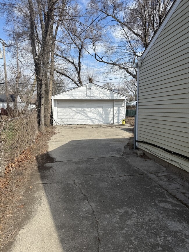 Building Photo - 1473 E Harry Ave