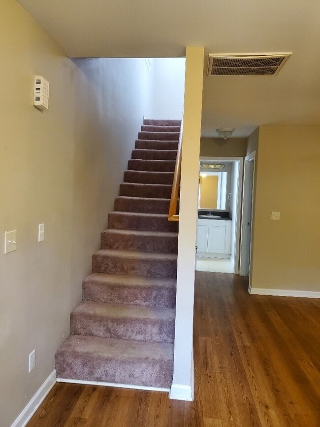 Building Photo - SPACIOUS 3 BEDROOM TOWNHOUSE FOR RENT IN GREENVILLE!