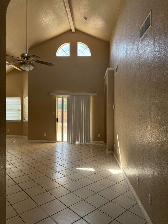 Building Photo - "Charming 3-Bed, 2-Bath Oasis in El Paso -...