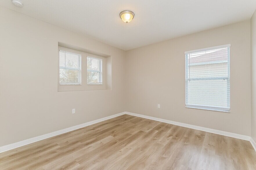 Building Photo - 9121 Lantern Oak Way