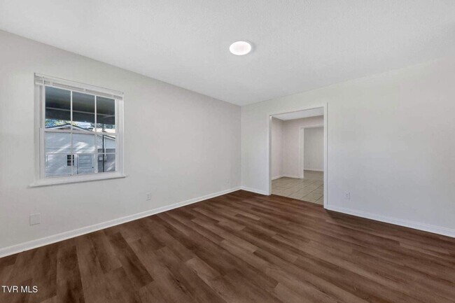 Building Photo - Newly renovated 3 Bedroom 2 Bathroom Home ...