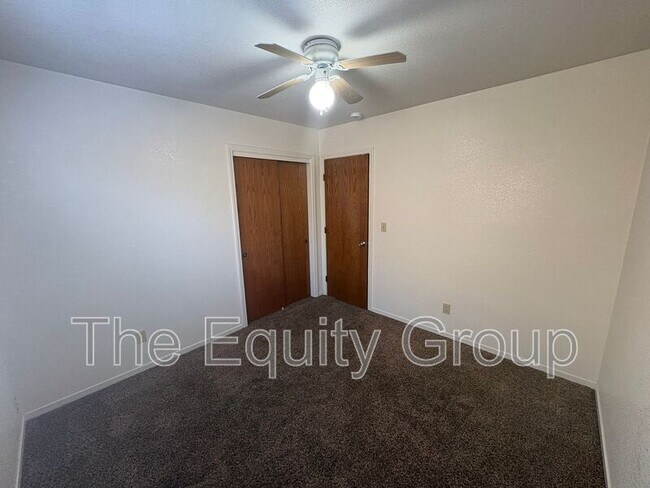 Building Photo - 5936 W Oak Ave