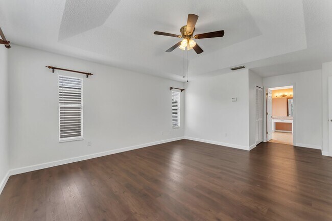 Building Photo - Spacious 6-bedroom, 3-bathroom and pool Tu...