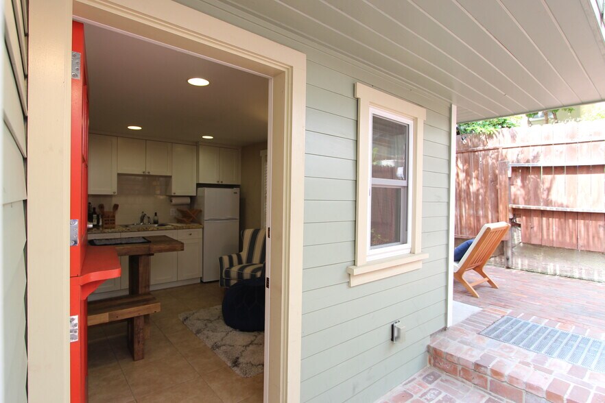 Building Photo - 806 Bayview Dr