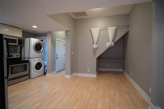 Building Photo - 711 Graham Pl