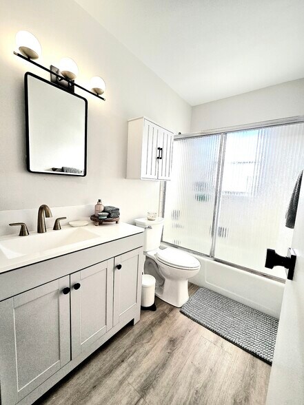 Building Photo - 2873 S Osceola Ave