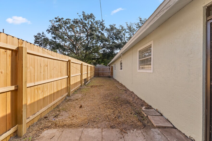 Building Photo - 427 2nd Ave