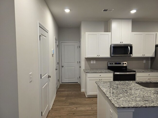 Building Photo - Modern & Spacious 3BR End Unit Townhome in...