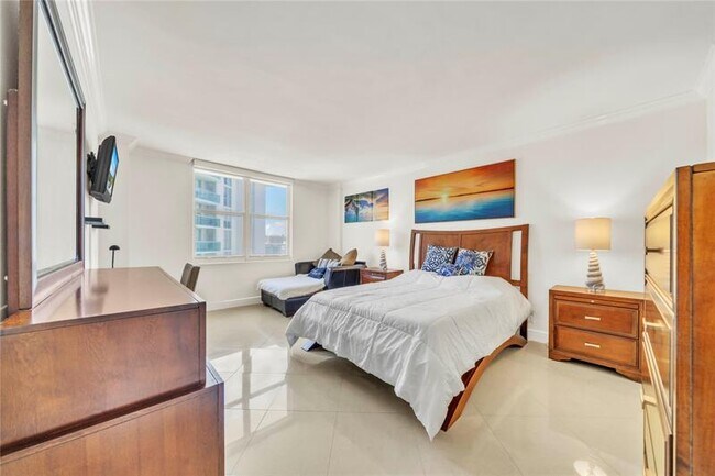 Building Photo - 3725 S Ocean Dr