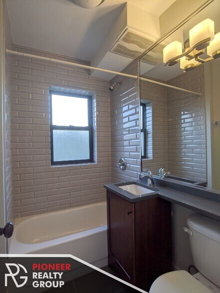 Building Photo - 560 W Arlington Pl