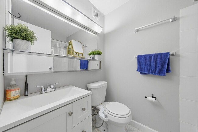 Building Photo - 4343 N Clarendon Ave