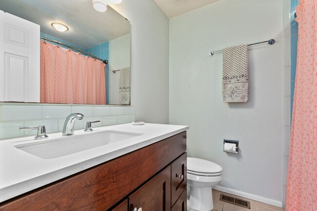 Building Photo - 3Bd/2.25Ba Seattle House