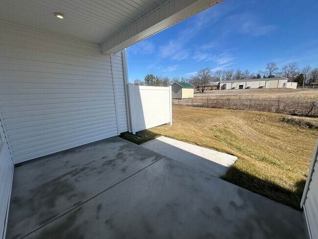 Building Photo - BRAND NEW 4 Bed 3 Bath Townhome Near The H...
