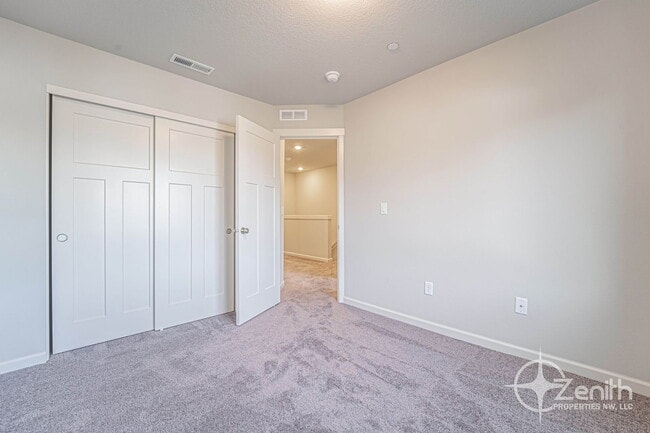Building Photo - 4261 S Cloverhill Wy
