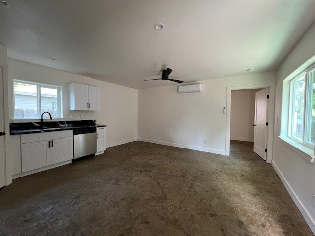 Building Photo - 205 W 20th St