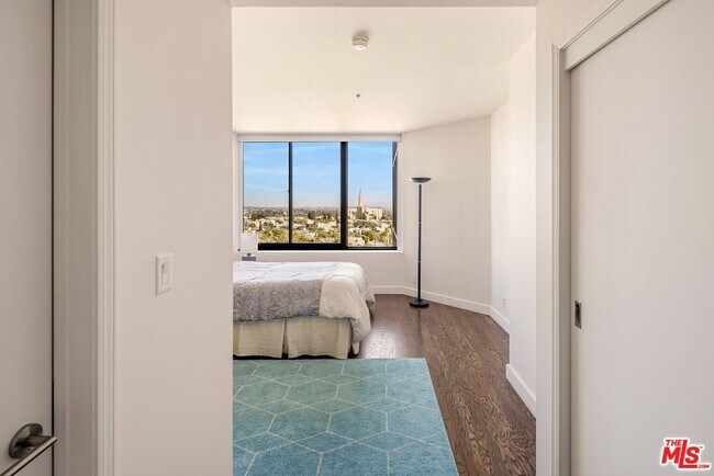 Building Photo - 10724 Wilshire Blvd