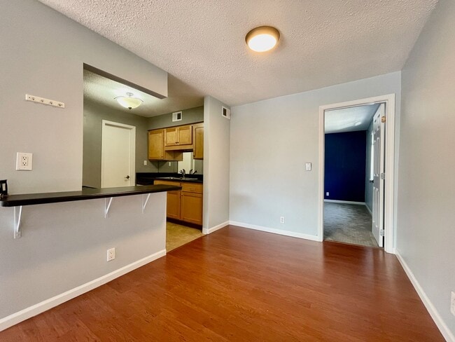 Building Photo - Charming Condo for Rent