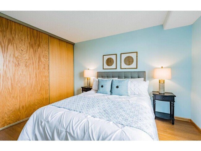Building Photo - Spacious one-bedroom, one-bath condo in a fantastic St. Paul location!