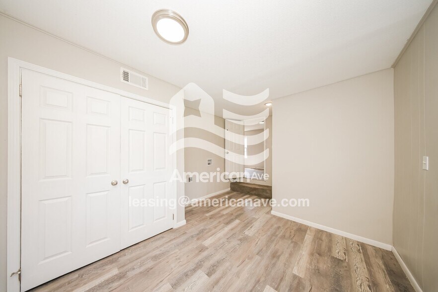 Building Photo - 225 E Himes St