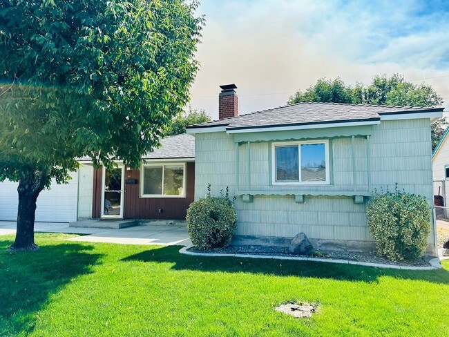 Building Photo - Charming 3 Bedroom Home