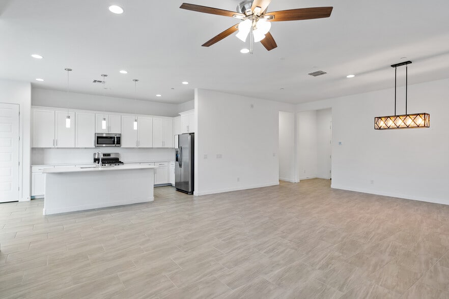 Building Photo - 9738 E Tiburon Ave
