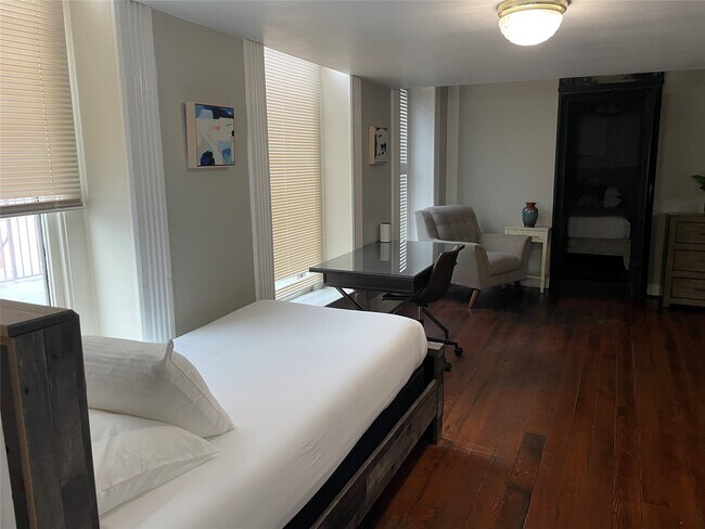 Building Photo - 2118 The Strand