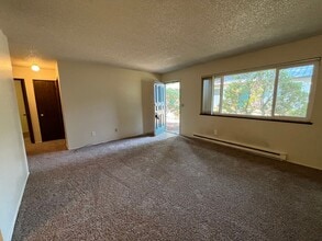 Building Photo - LOVELY DUPLEX HOME IN BEAUTIFUL SANDY, OR!!