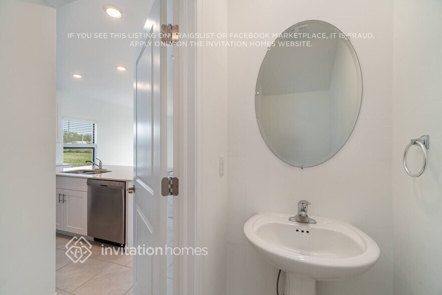 Building Photo - 1915 E Landings Wy