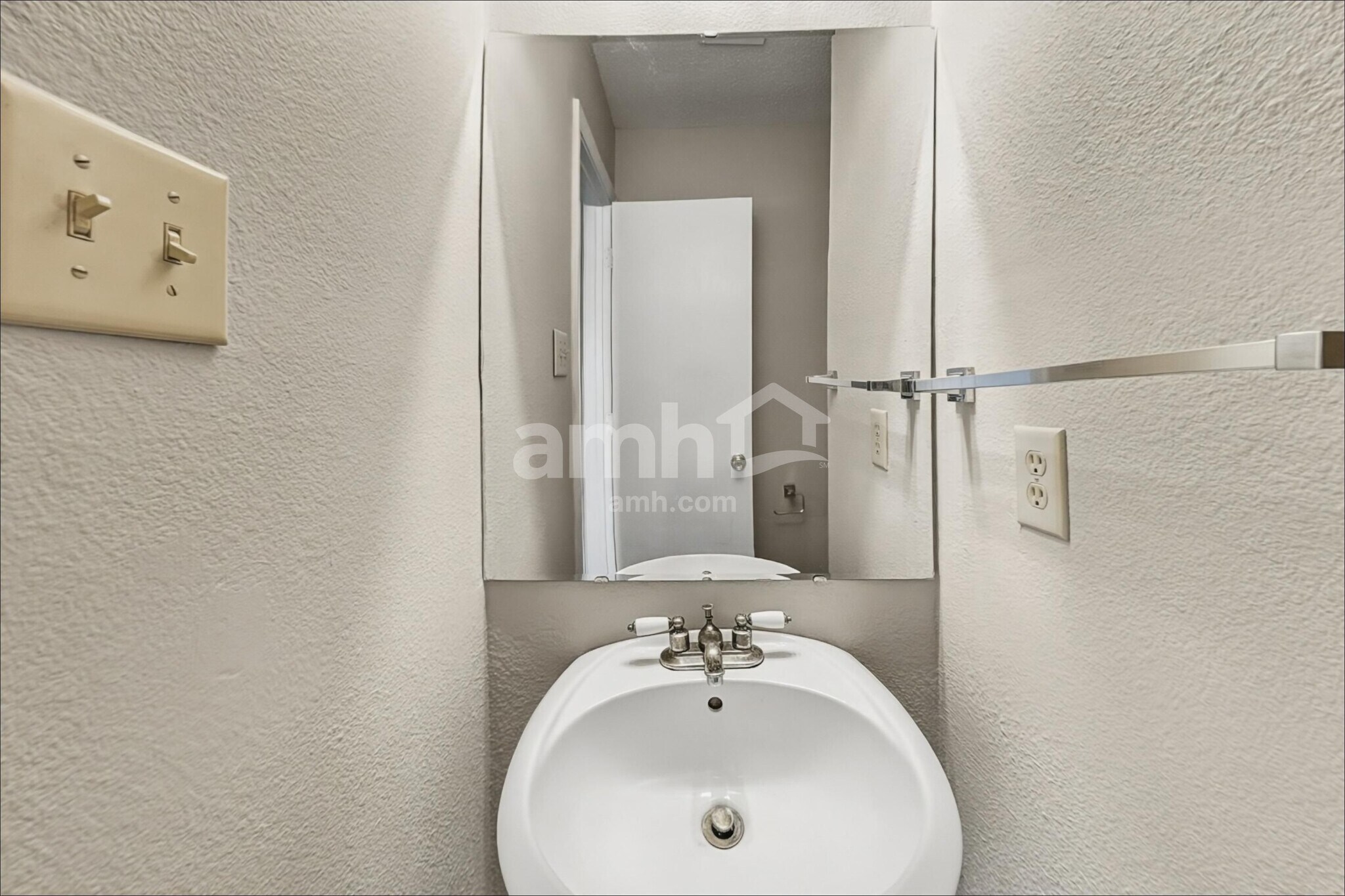 Building Photo - 15080 Fawn Hollow Ln