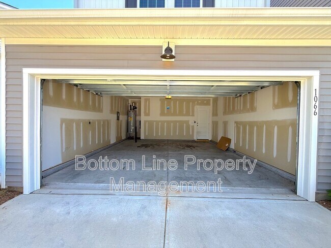 Building Photo - 1066 Plumcrest Dr