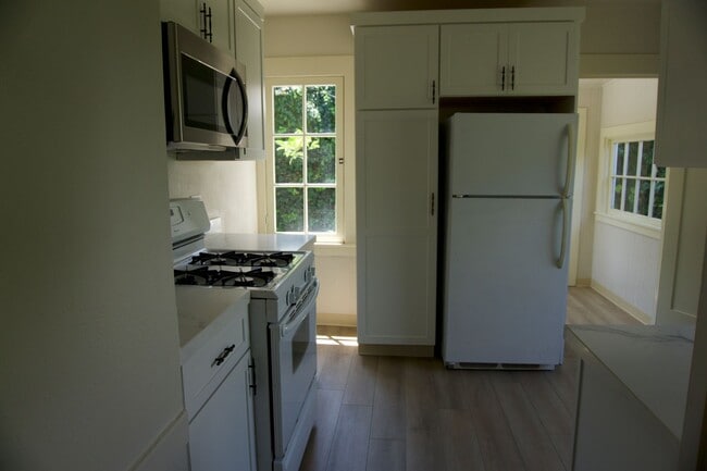 Building Photo - *** Unit is not available for showings until 01/01/2026 ***