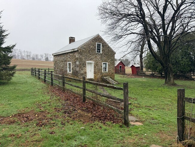 Building Photo - Amazing Brand New Renovated Farmhouse. Don't Miss.