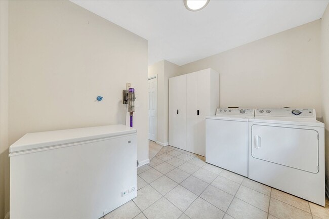 Building Photo - Comfort & Convenience in the Heart of Blacksburg