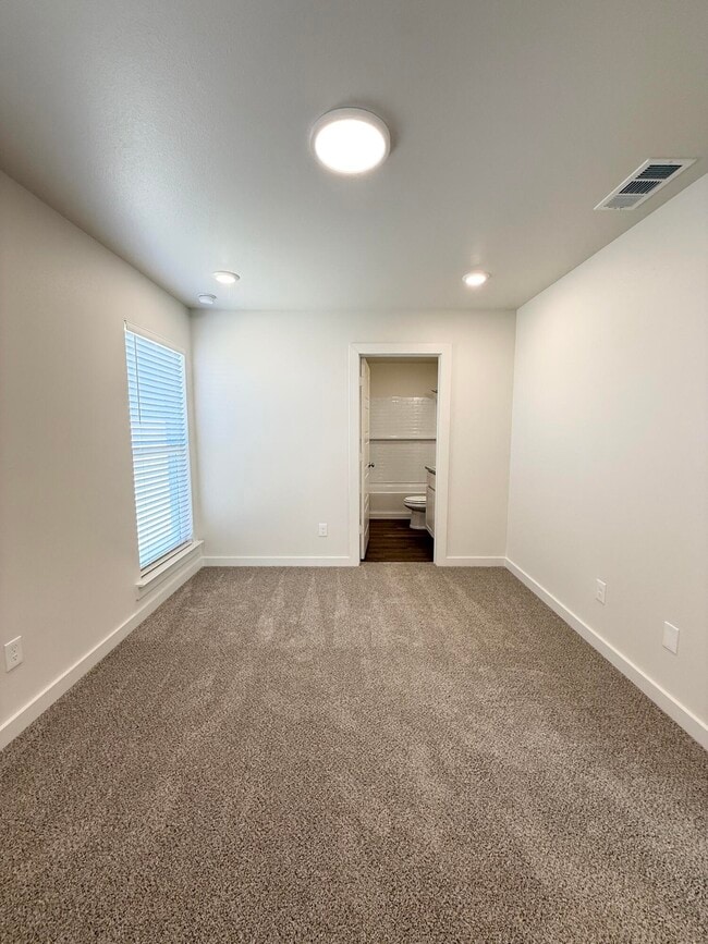 Building Photo - 1615 N Clinton Ave