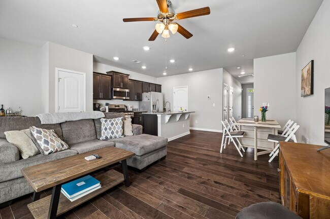Building Photo - 1045 Enclave Ave