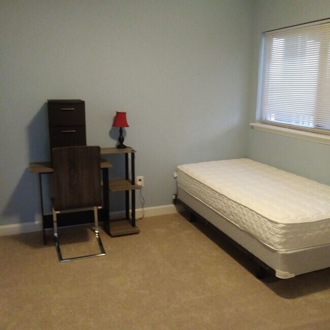 Building Photo - Chapel Hill / 4BR Univ Comm FURNISHED Condo