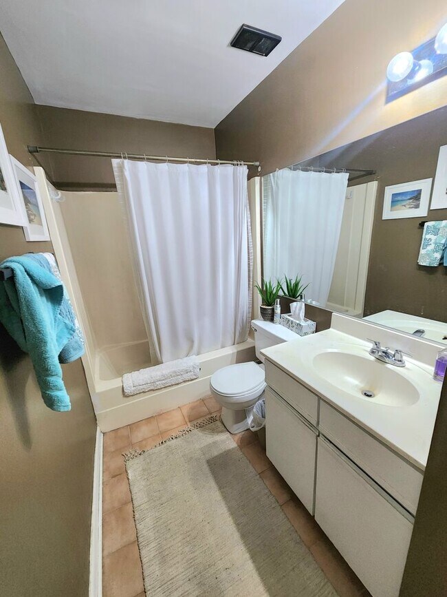 Building Photo - Top floor, corner unit condo off Shore Drive just two blocks from the bay!
