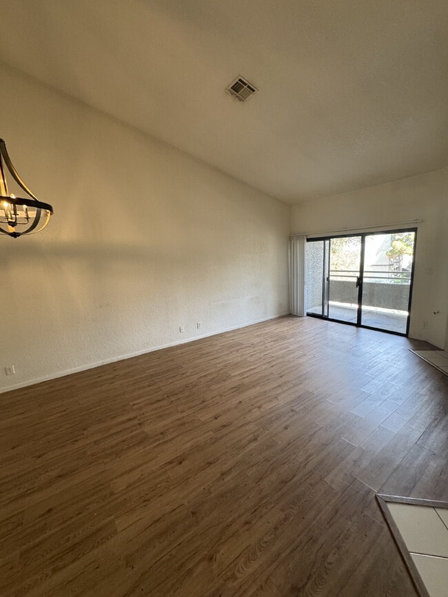 Building Photo - "Chic & Cozy 2-Bedroom Condo Oasis in Vibrant Las Vegas – 949 Sq. Ft. of Modern Comfort!"