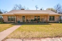 Building Photo - 4 bedroom, 2 bathroom home one block from ...