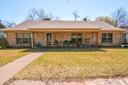 Primary Photo - 4 bedroom, 2 bathroom home one block from ...