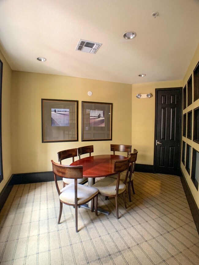 Building Photo - Large 1 Bedroom / 1 Bathroom Condo with Water Fountain View in Downtown Orlando!