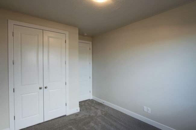 Building Photo - LIKE NEW: 2170+ SQFT and majestic VIEWS  3 Br 2.5 Ba 2 Car garage