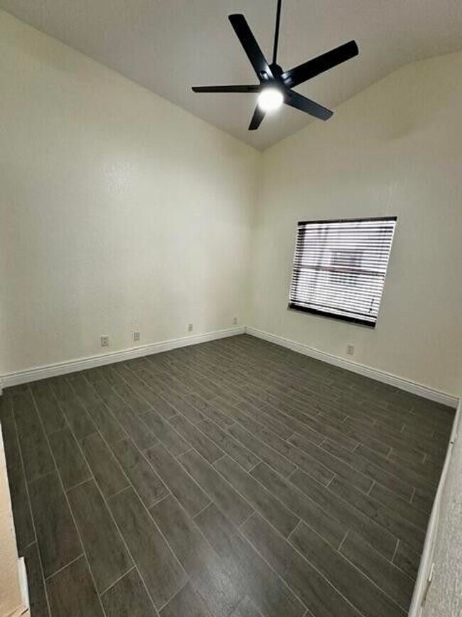 Building Photo - 11086 Baybreeze Way